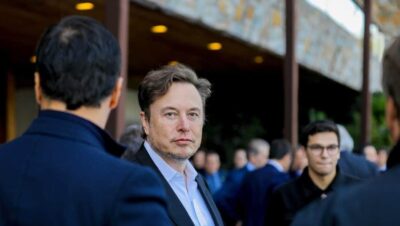 Aprovado pacote bilionário para Elon Musk e ações da Tesla recuam 5% em meio a críticas de governança