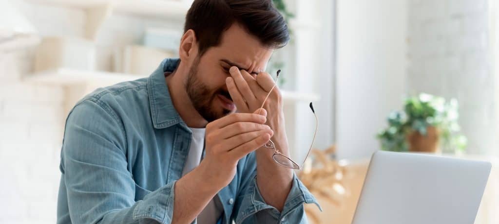 Enxaqueca: entenda a reação do cérebro e 8 gatilhos que agravam as crises