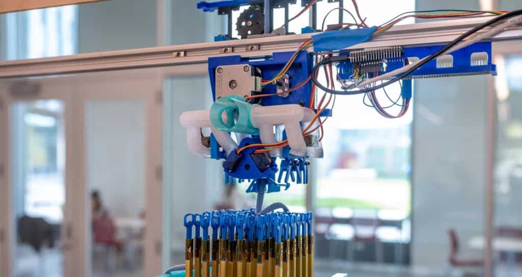 Máquina de tricô 3D da Universidade Cornell funde artesanato e tecnologia para produzir objetos sólidos com fios comuns