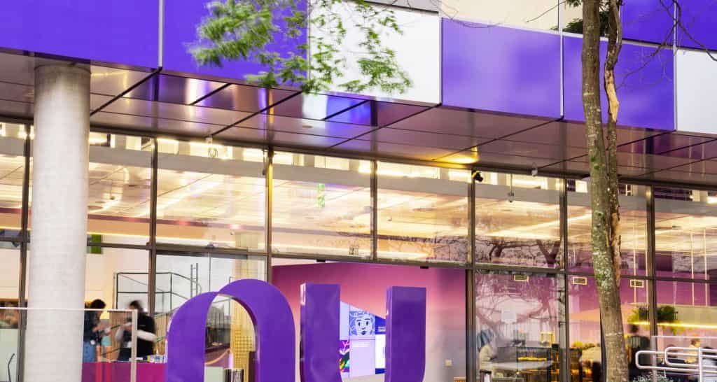 Nubank encerra trabalho 100% remoto, exige presença gradual e demite 12 funcionários após reunião interna