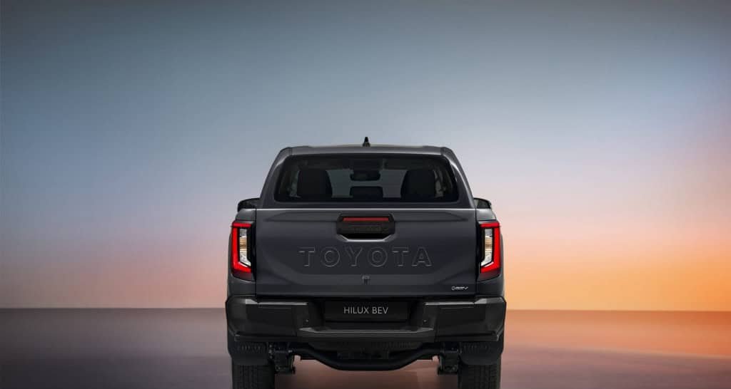 Nova Toyota Hilux elétrica será produzida em 2025 e estreia em 2026 com bateria de 59,2 kWh