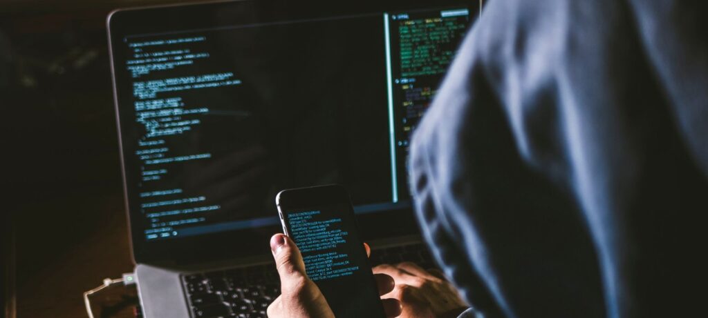 Softwares de espionagem estatal ampliam alcance e miram jornalistas, ativistas e opositores políticos