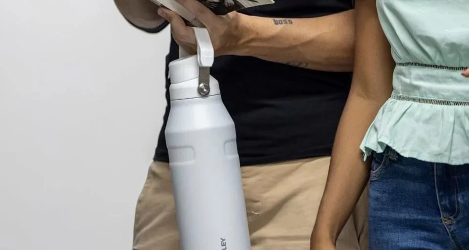 Stanley antecipa Black Friday e concede até 67% de desconto em garrafas térmicas Quick Flip, Aerolight e outros modelos