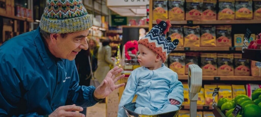 Homem x Bebê: Rowan Atkinson lidera sequência natalina da Netflix com o trapalhão Trevor Bingley